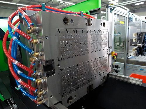 Das Berliner Start-up CNC24, seines Zeichens Plattformbetreiber für Fertigungsverfahren aller Art, kann melden, nun auch alles rund um den Spritzguss von Kunststoffteilen ins Angebotsspektrum aufgenommen zu haben. Hier mehr dazu ...(Bild:  Engel)