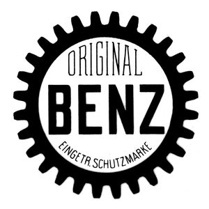 Im Jahr 1903 kommt der Schriftzug „Original BENZ“ auf, als Markenzeichen von einem schwarzen Zahnkranz eingefasst. Die strenge, technische Anmutung des Logos spricht von der Kompetenz im Motorenbau.(Bild:  Mercedes-Benz)