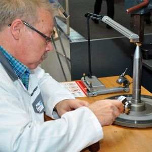 Lach zeigt auf der Grindtec 2020 auch Handarbeitliches – und zwar wie man Naturdiamant schleiftechnisch in Form bringt.