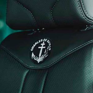 Die DS-Sattlermeister haben das Wappen der Charles de Gaulle R91 integriert. (Bild:  Stellantis)