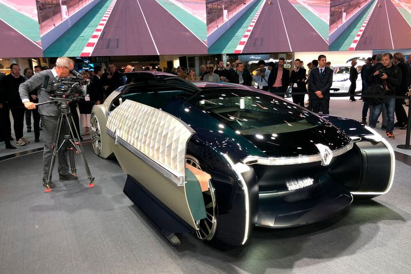 Daneben standen völlig abgedrehte Studien wie der Ultimo EZ von Renault: Mit 5,70 Metern Länge, aber nur 1,35 Metern Höhe wirkte die Studie wie ein unförmiges Raumschiff. (Bild: SP-X/Michael Gebhardt)