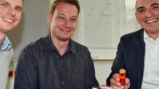 Für ihre Entwicklung der Polymer-Redox-Flow-Batterien mit dem Thüringer Forschungspreis 2017 ausgezeichnet: Tobias Janoschka, Dr. Martin Hager und Prof. Dr. Ulrich Schubert (von links). (Anne Günther/FSU)