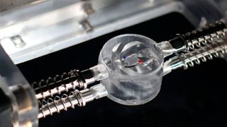 Der Mikromotor mit Wasserantrieb! Im durchsichtigen, 3D-gedruckten Bauteil, dreht sich der schwebende „Schwimmer“ (rot-blau markiert) an der Wasseroberfläche. Das könnte der Kniff sein, um jetzt auch feinste Faserbündel für Kabel und Medizintechnik herzustellen. Hier mehr dazu ...  (Bild: Cheng Zeng / Sinano)