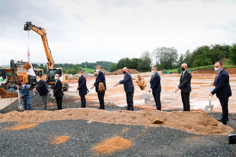 Official groundbreaking for one of Germany’s largest hydrogen production plants and a future hydrogen filling station in northern Bavaria.  (Siemens )
