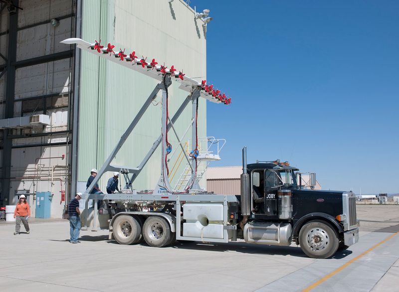 Auf einem Nasa-Testgelände in Edwards, Kalifornien, prüfen Entwickler den Prototypen 