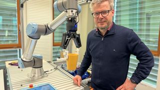 Hubert Zangl mit Robotergreifer (Bild: aau/Müller)
