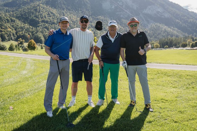 Andreas Zweininger (SVA) u. Christian Anding (Acronis) haben einen super Turnierauftakt mit Frank Säger (GC Ruhpolding), Armin Bauer (Trigonova). (Bild: Manuel Emme)