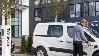 Jetzt mit 100.000 km oder 8 Jahre Garantie auf den Antriebsakku: der emissionsfreie Stadtlieferwagen Peugeot Partner Electric (Bild: Peugeot)