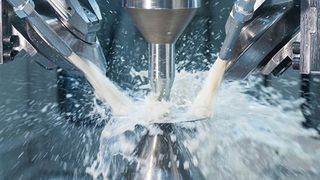 Das Verfahren der neuen Warmdrückwalzanlage von Thyssenkrupp Steel Europe ist vergleichbar mit „Töpfern mit Stahl“.  (Thyssenkrupp)