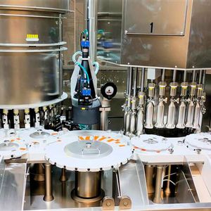 Configuration de l'application de test automatisée : à gauche, l'inspection est réalisée par vision industrielle ; à droite, un test de pression vérifie que les ampoules sont correctement scellées.(Source :  Aspen)