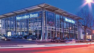 Von außen ist Kunzmann ein Autohaus aus Glas und Beton, innen aber ist es ein digitales Autohaus. (Bild: Matthias Hau)