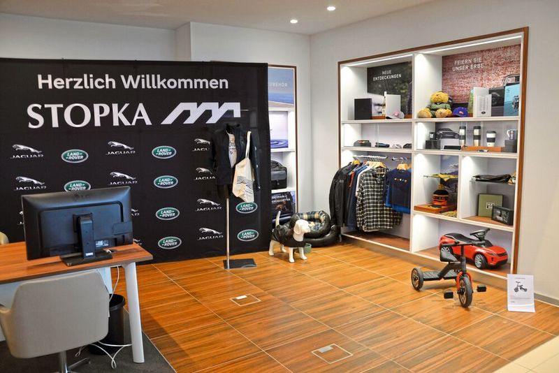 ... finden die Kunden nicht nur Autos, sondern auch jede Menge Zubehör. (Mauritz/»kfz-betrieb«)