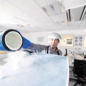 Mikro-FTIR-Analyse: Befüllen des Mikro-FTIR-Analysegerätes mit flüssigem Stickstoff zur Vorbereitung auf eine Bauteiluntersuchung.(Bild:  Pöppelmann)