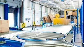 Durch die Erweiterung der bestehenden Anlage um Teleskopgurtförderer und Drehteller wurden die Mitarbeiter von Durable entlastet und die Performance um rund 30 % erhöht. (Bild: AMI)