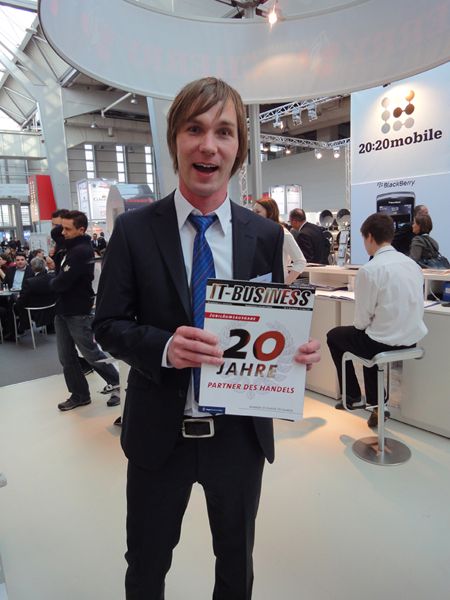 Matthias Völkl, Cherry, ist von der Jubi-Ausgabe der IT-BUSINESS fasziniert. (Archiv: Vogel Business Media)