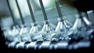 Abb. 1: Aseptische Abfüllung von Infusionen.  (Bild: Fresenius Kabi Austria)