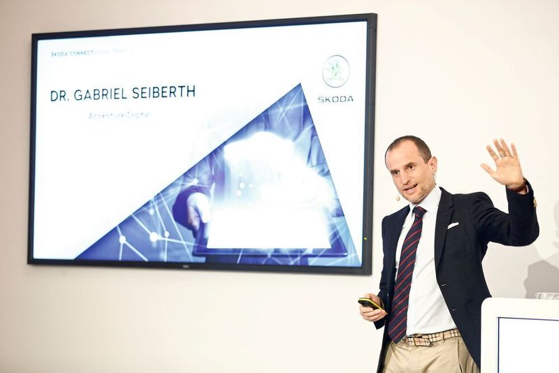 Für Gabriel Seiberth von Accenture Digital steht die Entwicklung erst am Anfang. Er erwartet, dass im Jahr 2020 bereits 90 Prozent der Neuwagen mit Connectivity-Diensten ausgerüstet sein werden. (Grimm / »kfz-betrieb«)