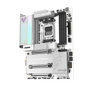 Das Sapphire Nitro+ X870EA PhantomLink Polar Edition-Mainboard verfügt über einen zusätzlichen Anschluss für die Stromversorgung einer passenden Grafikkarte wie der Nitro+ AMD Radeon RX 9070 XT PhantomLink Polar Edition. Er sitzt hinter dem oberen PCIe-x16-Slot. Als zusätzlichen Blickfang bietet das Mainboard ein Nitro-Glow-ARGB-Beleuchtungselement auf dem VRM Kühlkörper.   (Bild: Sapphire)