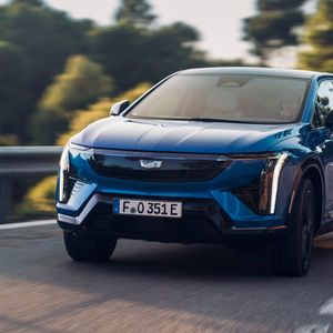 Der Cadillac Optiq bietet viel Komfort und Ruhe. Kritikpunkt ist allerdings das hölzerne Federungsverhalten auf schlechten Straßen.(Bild:  Cadillac)