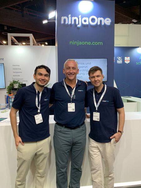 Stefan Joess, Ken Rosko und David Protzmann (NinjaOne) lieben den Messetrubel. (Bild: Vogel IT-Medien)