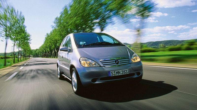 Ursache für das Scheitern im Elchtest waren die 65er-Reifen mit ihren nachgiebigen Flanken zusammen mit der weichen Fahrwerksabstimmung. Die Reifen änderte Mercedes-Benz von 175/65R15 auf 195/50R15 mit stärkerer Karkasse und verbaute fortan etwas härtere Federn und Stoßdämpfer. (Mercedes-Benz AG)