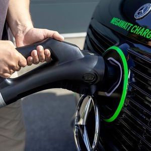Beim Megawatt Charging-System (MCS), das ursprünglich für den Schwerlastverkehr entwickelt wurde, testet das ELF-Team vor allem die thermische Belastbarkeit und die Leistungsgrenzen von Hochvoltbatterien.(Bild:  Mercedes-Benz)