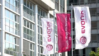 Evonik-Fahnen vor Headquarter (Symbolbild) (Bild: Evonik)