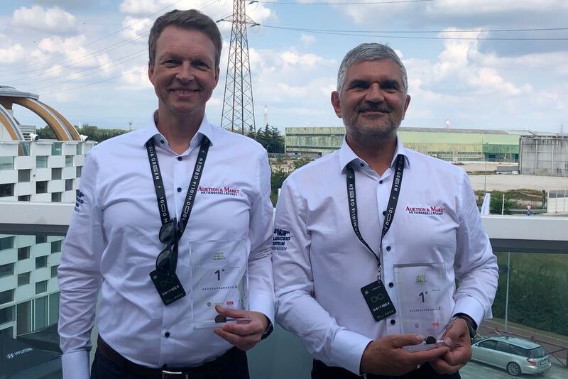 Das Team von Auktion & Markt, Günter Kaufmann (li.) und Peter Lindner, holten sich im BMW i8 den ersten Platz in ihrer Kategorie. Nächstes Jahr wollen sie wieder dabei sein – es gibt schließlich einen Titel zu verteidigen. (Auktion & Markt)