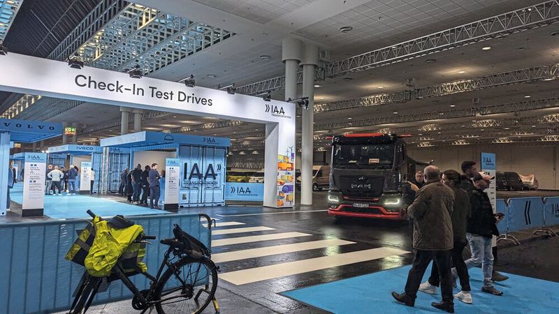 Wer möchte, kann bei der IAA verschiedene Nutzfahrzeuge Probe fahren. (Bild: Simon / VCG)