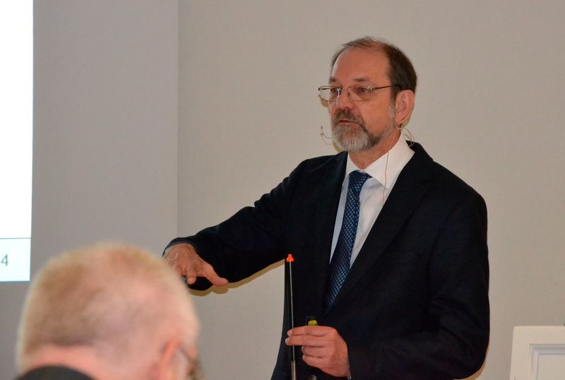 Harald Heinrici, Schwedes + Schulze Schüttguttechnik, zeigte in seinem Vortrag anschaulich, dass nicht nur die Schüttguteigenschaften, sondern auch die Vorgeschichte des Schüttguts Einfluss darauf hat, wie es sich verhält. (PROCESS/Wühr)