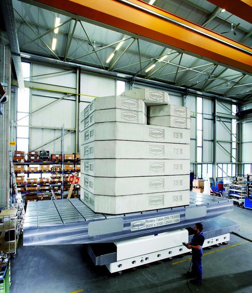 Dreh-Verschiebetisch in schwerer Ausführung mit einer Tischplattenabmessung von 8000 mm × 3100 mm; die Zuladung beträgt 100 t, die Verfahrachse 2500 mm. (Archiv: Vogel Business Media)