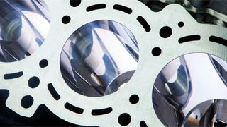 Durch die Nanoslide-Technik lassen sich noch glattere Zylinderlaufbahnen erzielen. Das bedeutet weniger Kohlendioxid-Ausstoß. (Daimler)