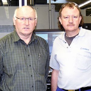 Walter Seeh (l.) und Wolfgang Ley (r.): «Zoller steht bei uns deshalb so hoch im Kurs, weil die Einstell- und Messtechnik der Werkzeuge von Beginn an die Basis für masshaltige Produkte mit ausgezeichneten Oberflächen bildet.»