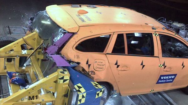 Den Euro-NCAP-Crashtest bestand der Volvo V60 Plug-in-Hybrid als beste Fahrzeug mit Elektromotor (Bild: Volvo)