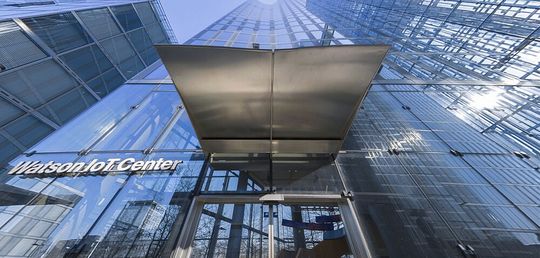 Besucher wie Ikumi Tanaka, Watson IoT/Ecosystem Sales Manager bei IBM Japan, die dieses Bild des IBM Watson IoT Centers  aufgenommen hat, können hier IoT hautnah erleben.(Bild:  Ikumi Tanaka/IBM Japan)