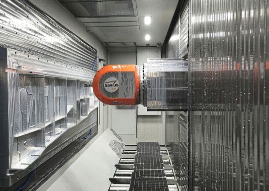 Blick in den Arbeitsraum der «Bavius AeroCell 160 | 400». Hier werden in der zweiten Aufspannung die Taschen gefräst und weitere Merkmale herausgearbeitet. (Bild:  Mapal)
