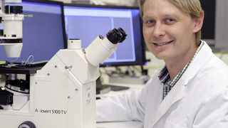 Prof. Dr. Klemens Rottner an einem Forschungsmikroskop in seinem Labor. (Bild: Helmut Rüb/Uni Bonn)