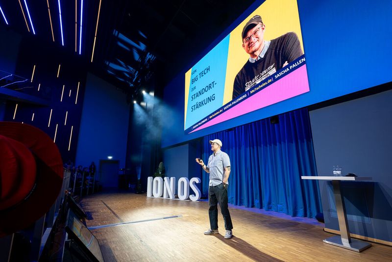 Von Big Tech zur Standort-Stärkung. Darum ging es in der Keynote von Sascha Pallenberg (MeTacheles). (Bild: © Dieter Düvelmeier - Keine Rechte an Dritte!)