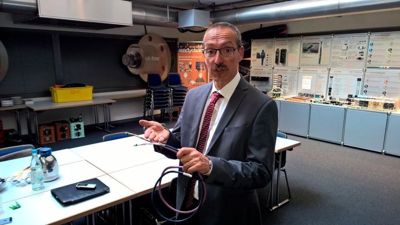 Rainer Rössel, Geschäftsbereichsleiter Chainflex-Leitungen, erklärt: „Wir machen 2 Milliarden Testzyklen im Jahr. Da wir uns auf bewegte Leitungen in der Energiekette spezialisiert haben, können wir uns auf diesen kleinen Teilbereich konzentrieren und haben dafür in den letzten 20 Jahren unsere eigenen Normen entwickelt. Daher wissen wir ganz genau was wir testen müssen und wie wir die Ergebnisse werten können.“ (S.Häuslein/konstruktionspraxis)