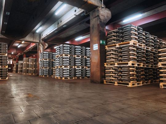 Die fertig konfektionierte Ware wird ergänzend zum Kanallager in großflächigen Bodenblocklagerbereichen gelagert und via Stapler kommissioniert.(Bild:  IGZ)