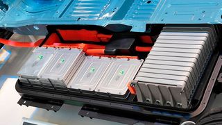 Lithium-Ionen-Batterien für Elektroautos sind unter anderem der Schlüssel für die erfolgreiche Abkehr von fossilen Energieträgern in der Mobilität. Im Mai diesen Jahres zog die Nachfrage nach E-Autos in Europa auch wieder an. Doch die Batterien für dieselben liefert vor allem China ... (Bild: Energiethink)