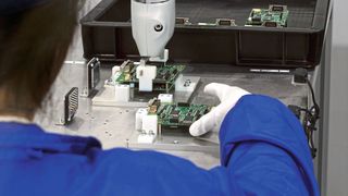 Um die Arbeitssicherheit zu gewährleisten, müssen alle Vorschriften bei der Zusammenarbeit von Mensch und Cobot beachtet werden. (Bild: Zapp2Photo/Shutterstock)