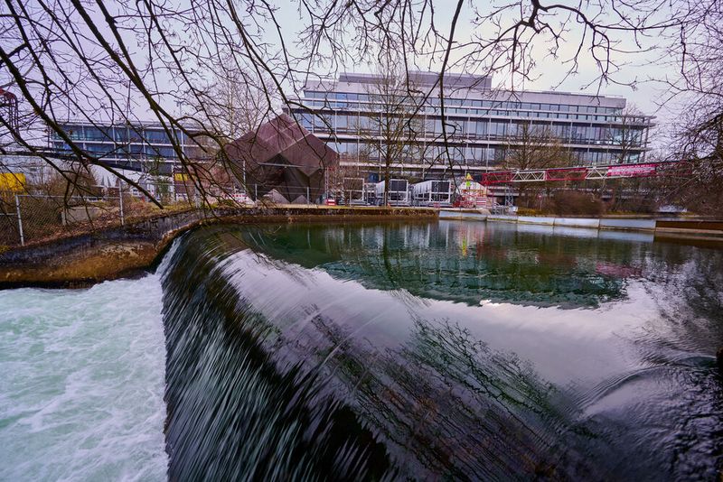 Ein modernes Kühlkonzept setzt auf Kühlung des Rechenzentrums durch Wasser des nahegelegenen Eisbachs.  (Bild: Deutsche Telekom AG / Cindy Albrecht / Robert Dieth)