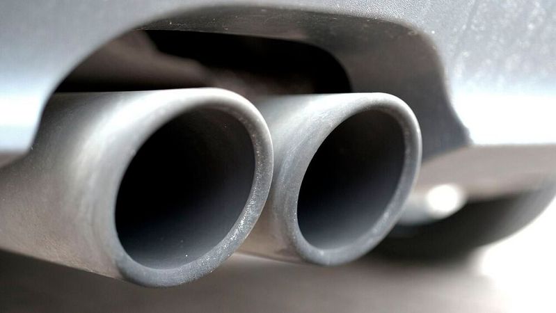 Die bestehenden Prüfbedingungen und Emissionsgrenzwerte von Euro 6 für Personenkraftwagen und Lieferwagen sollen beibehalten werden. Für Omnibusse und schwere Nutzfahrzeuge sollen niedrigere Emissionsgrenzwerte und leicht angepasste Prüfbedingungen im Vergleich zu Euro 6/VI vorgeschrieben werden, entschied das EU-Parlament. Verlängerte Übergangsfristen sollen die realistische Umsetzung der Normen erleichtern.(Bild:  frei lizenziert /  Pixabay)