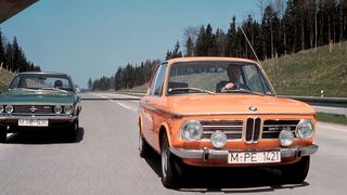 Gegen den 88 kW/120 PS starken BMW 2002 ti war Opels Manta A längsdynamisch chancenlos. (Bild: BMW)