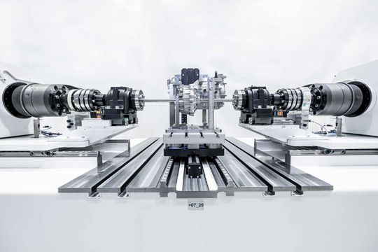 Was die wenigsten wissen: Blum-Novotest ist auch Hersteller von komplexen Getriebe- und Gelenkwellentestständen für die Automobilindustrie. Hier ein brandneuer E-Drive Antriebsprüfstand für elektrische Achsantriebe.(Quelle:  Blum-Novotest)