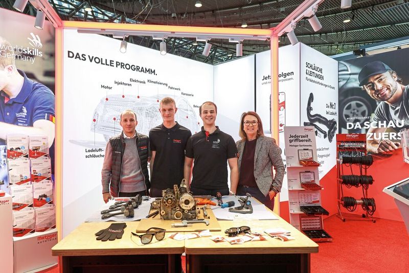 Niklas Ibach, Assistent der Geschäftsleitung Werner Metzger GmbH, Hannes Wirsing, Stefan Mißbach und Isabel Brockmann-Metzger, Geschäftsführerin Werner Metzger GmbH (v. li.). (Bild: Hoffner – Metzger Autoteile)