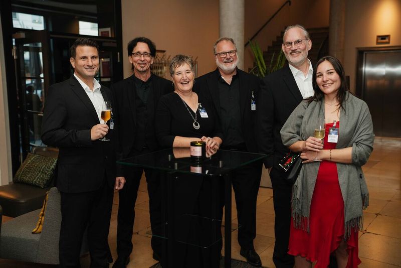 Vorfreude auch bei der Redaktion (v. l.): Berk Kutsal, Dr. Jürgen Ehneß, Elke Witmer-Goßner, Andreas Donner, Peter Schmitz und Melanie Staudacher (alle Vogel IT-Medien). (Bild: Manuel Emme Fotografie)