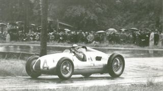 Historische Aufnahme: Rudolf Hasse in einem Auto Union Typ D beim Grand Prix von Belgien 1939. (Foto: Audi)