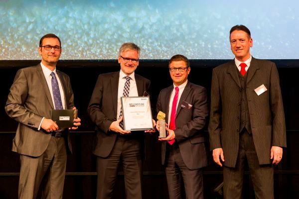 Rittal wurde in der Kategorie Schaltschränke & Klimatisierung mit dem Meilensteine-Award geehrt. Martin Kandziora (Leiter Markt-Kommunikation, Bildmitte rechts) und Ralf Schneider (Abt.-Leiter PM Business Development Klima, Bildmitte links) nahmen die Auszeichnung entgegen. (Fotograf/Copyright: Stefan Bausewein/Vogel Business Media)